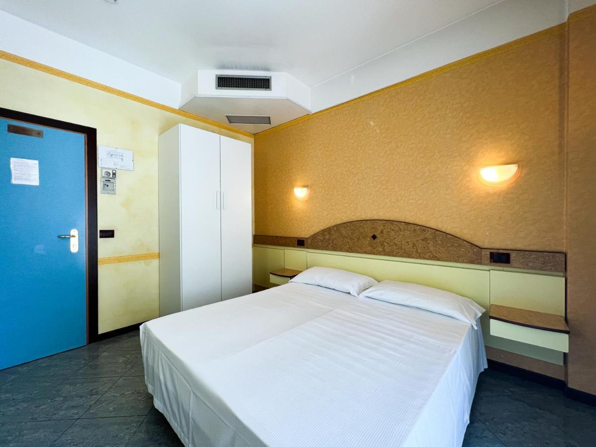 Hotel Soleblu リミニ エクステリア 写真