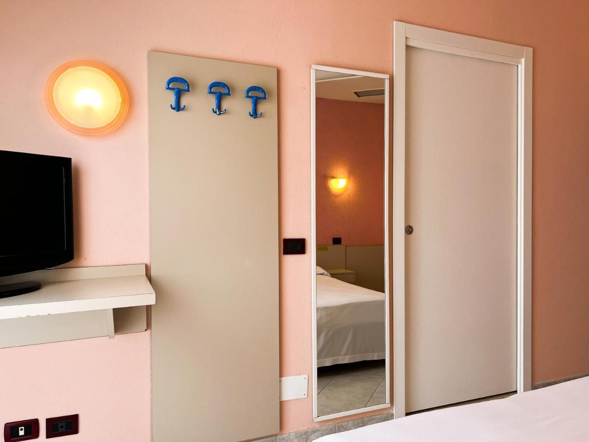 Hotel Soleblu リミニ エクステリア 写真
